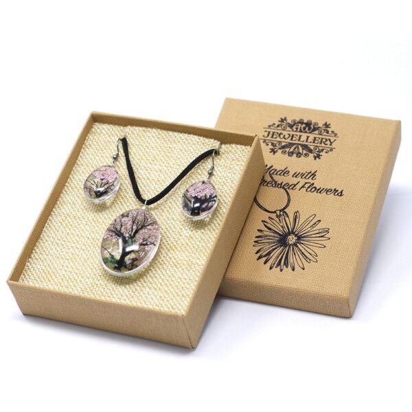 Smyckesset med pressade rosa blommor i presentask