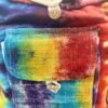 bG9jYWw6Ly9tZWRpYS85SC9DRC82MFIzMEMxRzZXUjNDRDlILzk4YmY4OTI1LmpwZWc.jpg Färgglad axelväska med tie-dye-mönster
