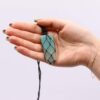 Amazonithalsband med svart knuten infattning