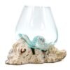 bG9jYWw6Ly9tZWRpYS85Si80RS82MFIzMEMxRzZSVDM0RTlKL2I0MzYyNmU4LmpwZWc.jpg Handgjord glasdekoration i glas och ljust trä