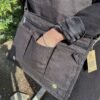 bG9jYWw6Ly9tZWRpYS85Sy80Qy82MFIzMEMxRzZXVEs0QzlLL2Q5MjA4NjczLmpwZWc.jpg Mörkgrå laptopväska i bomullscanvas buren över axeln
