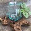 Transparent glaskanna med formad träbas