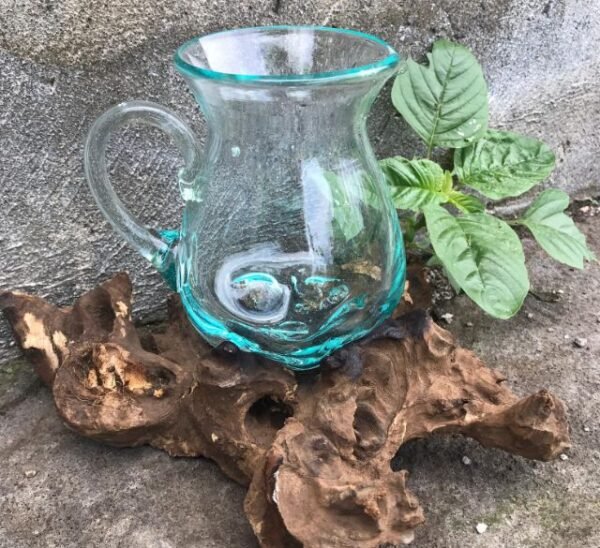 Transparent glaskanna med formad träbas