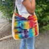 bG9jYWw6Ly9tZWRpYS85Sy9DRC82MFIzMEMxRzZXUjNDRDlLL2I1Yjg1ZDM5LmpwZWc.jpg Tie-dye axelväska buren över axeln