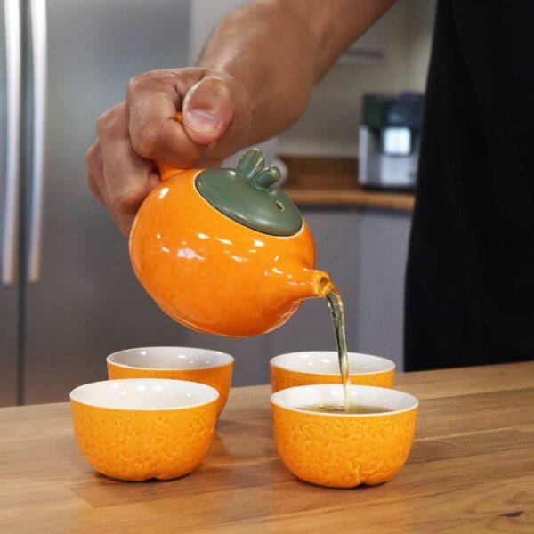 Keramisk tekanna formad som en orange frukt