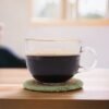 bG9jYWw6Ly9tZWRpYS85Ti9HRC82MFIzMEMxRzZSV0tHRDlOL2JjNTVkODVjLmpwZWc.jpg Glasunderlägg med olivgrön kant under kaffekopp