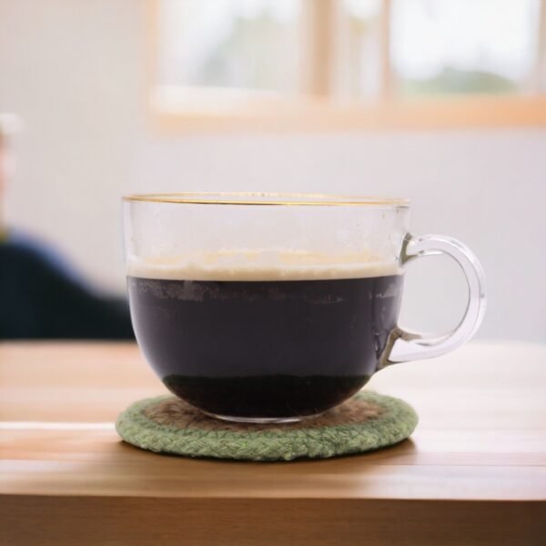 bG9jYWw6Ly9tZWRpYS85Ti9HRC82MFIzMEMxRzZSV0tHRDlOL2JjNTVkODVjLmpwZWc.jpg Glasunderlägg med olivgrön kant under kaffekopp