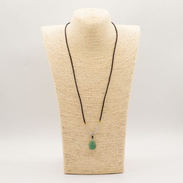 Halsband med sköldpaddshänge i jade