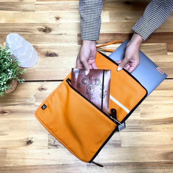 1. Orange laptopväska i jute och bomull