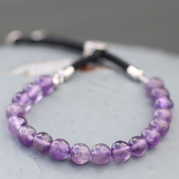 bG9jYWw6Ly9tZWRpYS85US8yRC82MFIzMEMxRzZNV0syRDlRL2E0N2EzOGQyLmpwZWc.jpg Justerbart armband med runda ametistpärlor