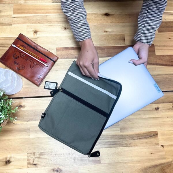 bG9jYWw6Ly9tZWRpYS85US9HRC82MFIzMEMxRzZXVDNHRDlRLzBmODcyMDdlLmpwZWc.jpg Olivgrön laptopväska i jute och bomull vid transport