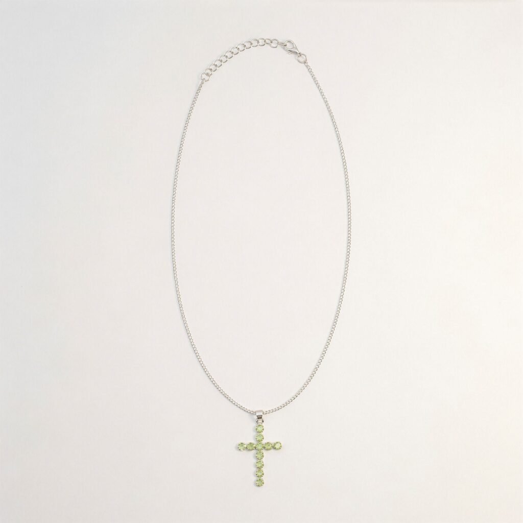 Silverpläterat halsband med peridotkors