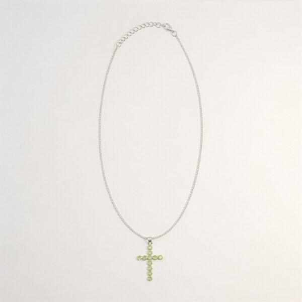bG9jYWw6Ly9tZWRpYS85Ui82RC82MFIzMEMxSjZDVEs2RDlSLzZmNzVmZjcwLmpwZw-3.jpg Silverpläterat halsband med peridotkors
