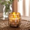bG9jYWw6Ly9tZWRpYS85Ui9BRS82MFIzMEMxSjZDU0tBRTlSL2M1ZGM1NWVmLmpwZw-1.jpg Ljus i mosaikglas med bärnstensfärgade toner
