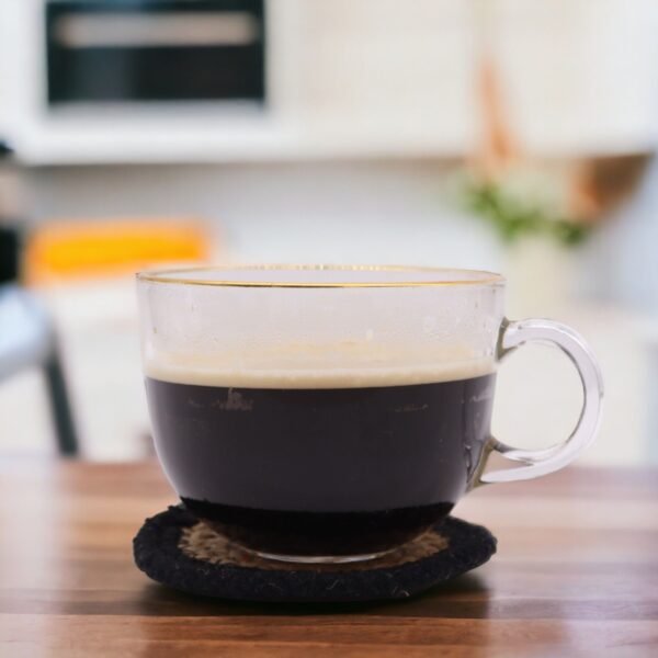 Glasunderlägg i jute och bomull under kaffekopp