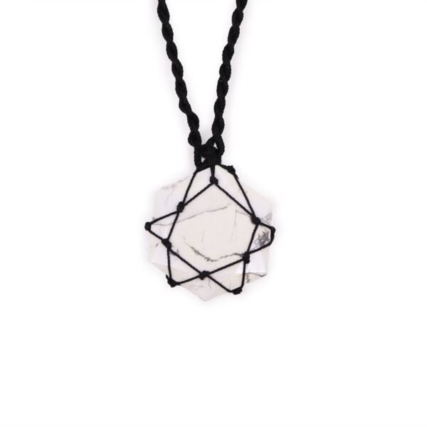 Halsband med hexagonformat hänge i vit howlit