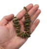 Halsband med mossagatstenar i handen