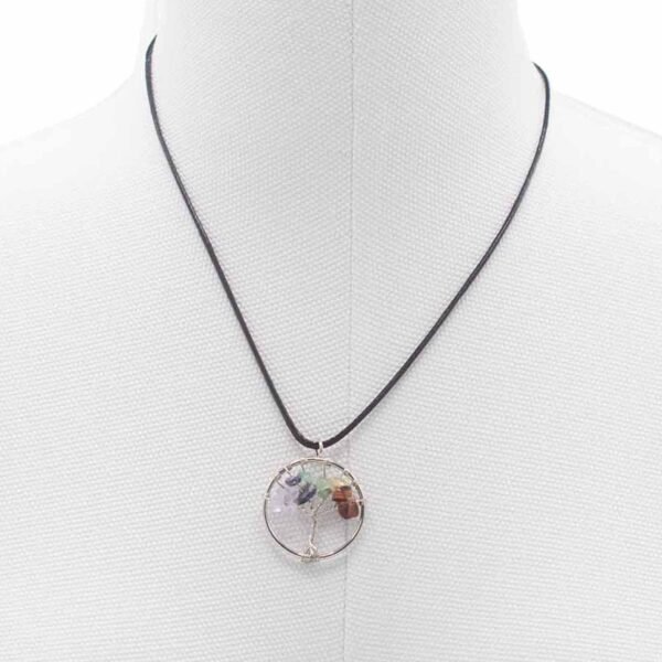 bG9jYWw6Ly9tZWRpYS8xSC9DRC82MFIzMEMxRzZSV0tDRDFILzQyN2IwMjYxLmpwZWc.jpg Livets träd-halsband med flerfärgade stenar