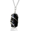 bG9jYWw6Ly9tZWRpYS8xSi84RS82MFIzMEMxRzZSVks4RTFKLzk2ODFlYzMwLmpwZWc.jpg Svart onyxhalsband med metallinlindat hänge