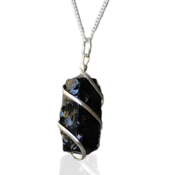 bG9jYWw6Ly9tZWRpYS8xSi84RS82MFIzMEMxRzZSVks4RTFKLzk2ODFlYzMwLmpwZWc.jpg Svart onyxhalsband med metallinlindat hänge