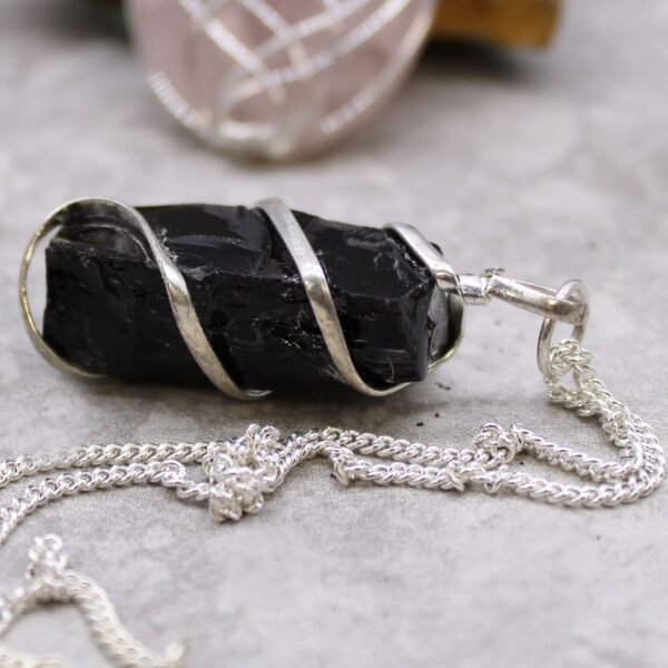 bG9jYWw6Ly9tZWRpYS8xSy84RS82MFIzMEMxRzZSVks4RTFLLzBlYzQzZGJhLmpwZWc.jpg Närbild på rå svart onyx med silverfärgad metall