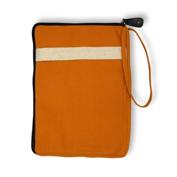 Orange laptopväska i jute och bomull sedd bakifrån