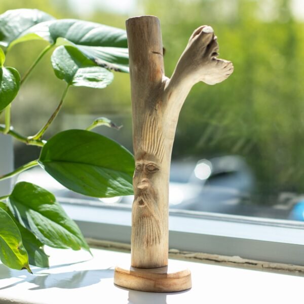 Handgjord träfigur med Green Man-motiv