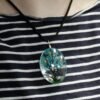 Halsband med pressade blommor buret runt halsen