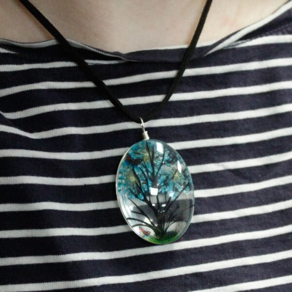 Halsband med pressade blommor buret runt halsen
