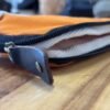 bG9jYWw6Ly9tZWRpYS8xTi9HRC82MFIzMEMxRzZXVDNHRDFOL2IwYzlkYzEwLmpwZWc-1.jpg Öppen orange surfplatteväska med vit insida