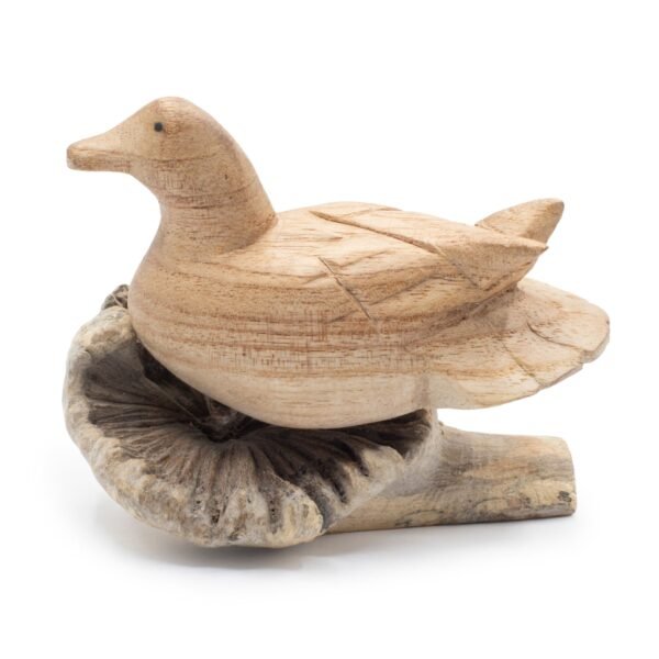 Handgjord trädekoration med vildand