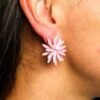 bG9jYWw6Ly9tZWRpYS8xUC9HRC82MFIzMEMxSjY0VzNHRDFQLzdiNjUzNTFlLmpwZw-3.jpg Rosa blomformade örhängen burna på örat
