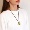 Halsband med gult kvartshänge buret runt halsen