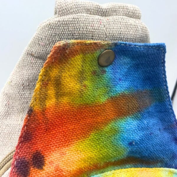Frontfack på tie-dye slingväska