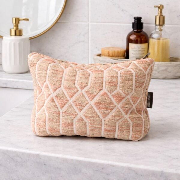Rose Lattice necessär i badrumsmiljö
