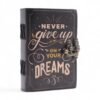 Anteckningsbok i läder med texten Never Give Up On Your Dreams