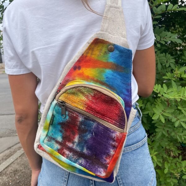Färgglad slingväska med tie-dye-mönster