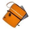 Orange laptopväska med ytterfack och handledsrem