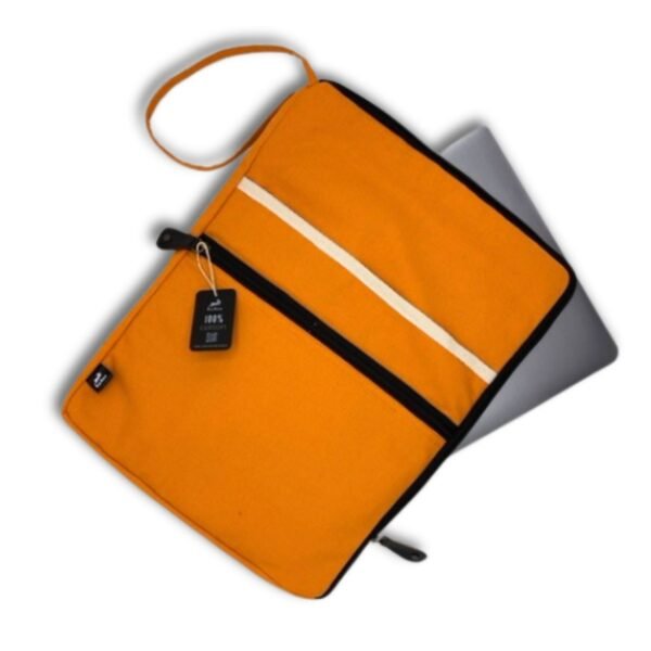 Orange laptopväska med ytterfack och handledsrem