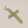 bG9jYWw6Ly9tZWRpYS9ISC82RC82MFIzMEMxSjZDVEs2REhIL2IyZGJjZmU1LmpwZw-1.jpg Närbild på silverpläterat kors med peridot