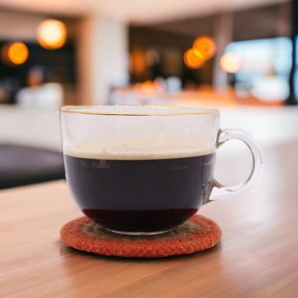 bG9jYWw6Ly9tZWRpYS9ISC9HRC82MFIzMEMxRzZSV0tHREhIL2YwY2MxMjdmLmpwZWc.jpg Glasunderlägg i jute och bomull under kaffekopp