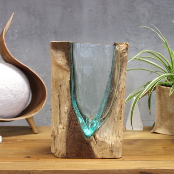 bG9jYWw6Ly9tZWRpYS9ISi9BQy82MFIzMEMxRzZSVjNBQ0hKL2I0NWRkMWJlLmpwZWc-2.jpg V-formad glasvas i transparent glas och gamalträ