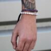 Howlitarmband buret på handleden
