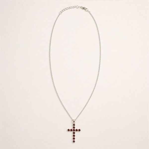 Silverpläterat halsband med granatkors