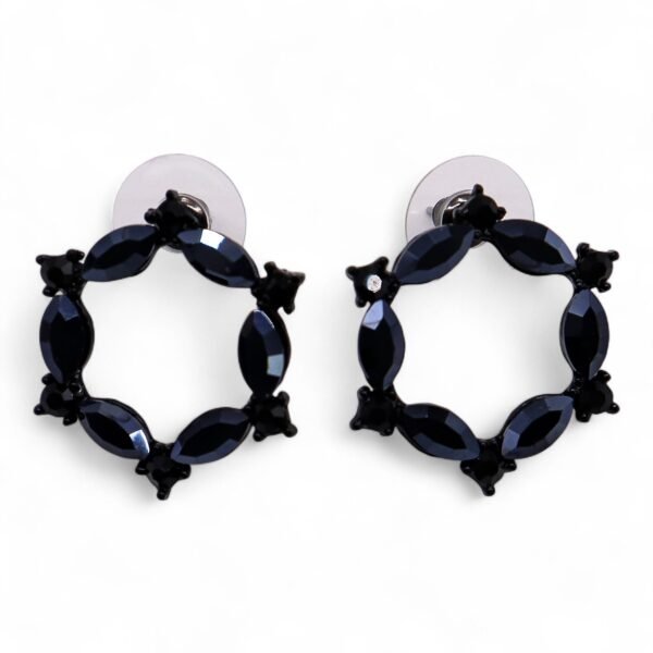 Svarta ringörhängen i glas