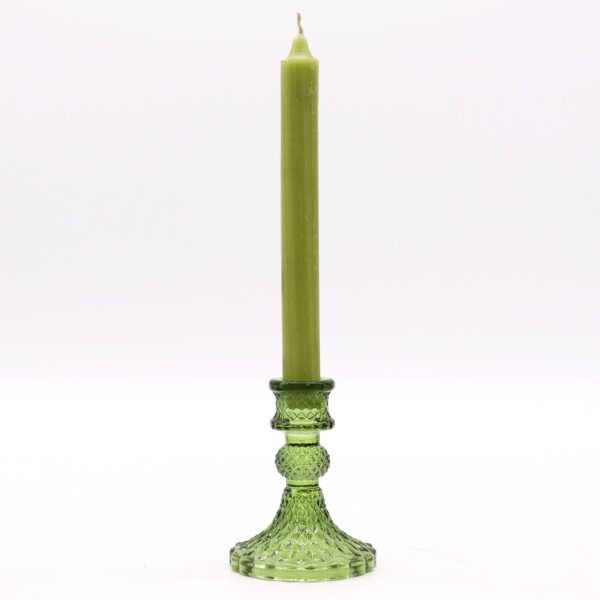 Grön ljusstake i glas med kronljus