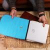Laptop som placeras i turkos vadderad laptopväska