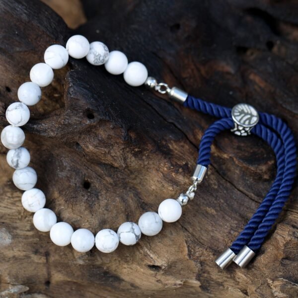 Justerbart armband med vit howlit
