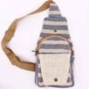 Beige och marinblå crossbodyväska med vävt mönster