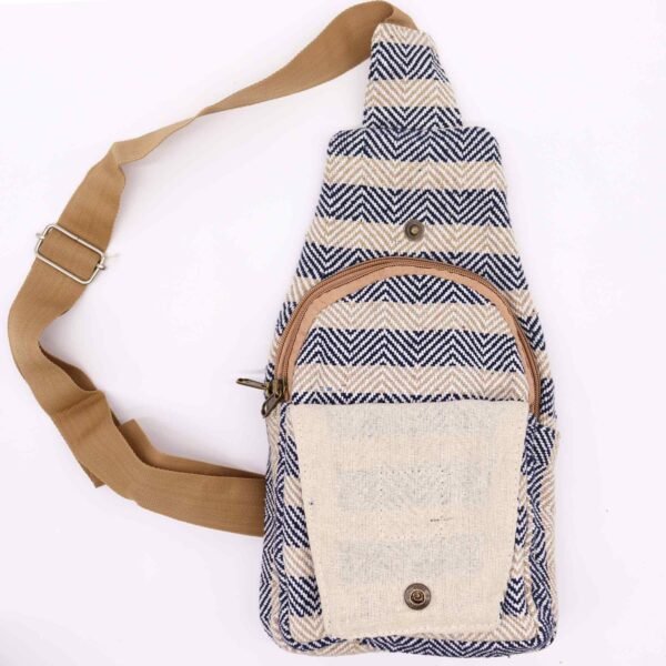 Beige och marinblå crossbodyväska med vävt mönster
